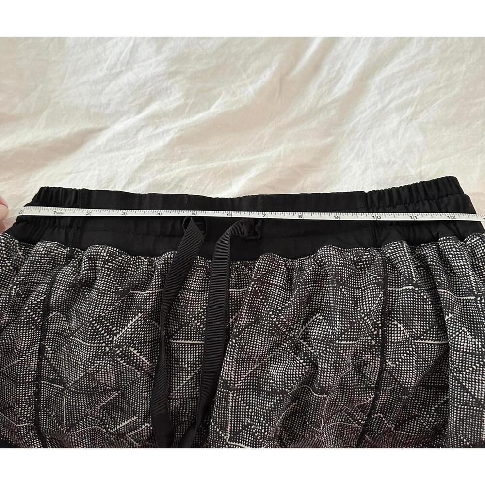 Lululemon Run Hotty Hot Short Lined Black White Geo 2.5” Size 6 - EUC - Picture 6 of 8